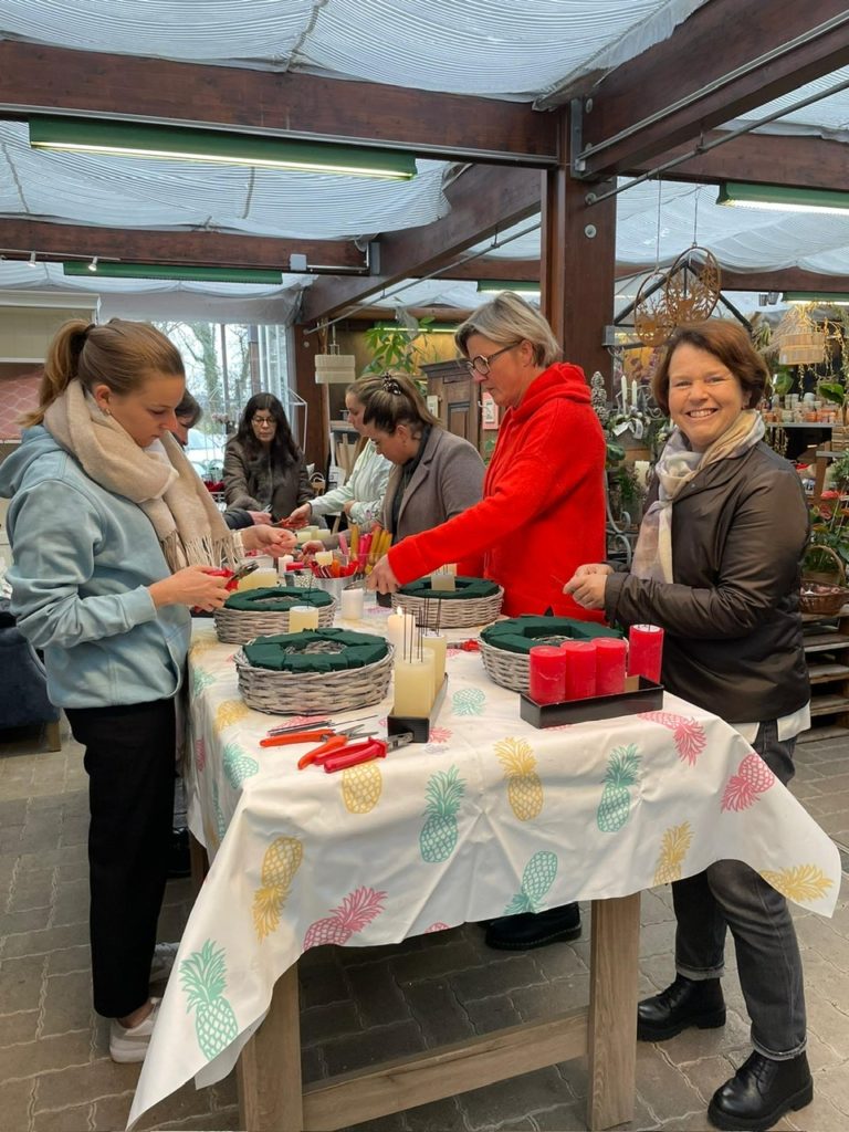 Photo de l'atelier couronne de l'avent des amis de la rose de nyon