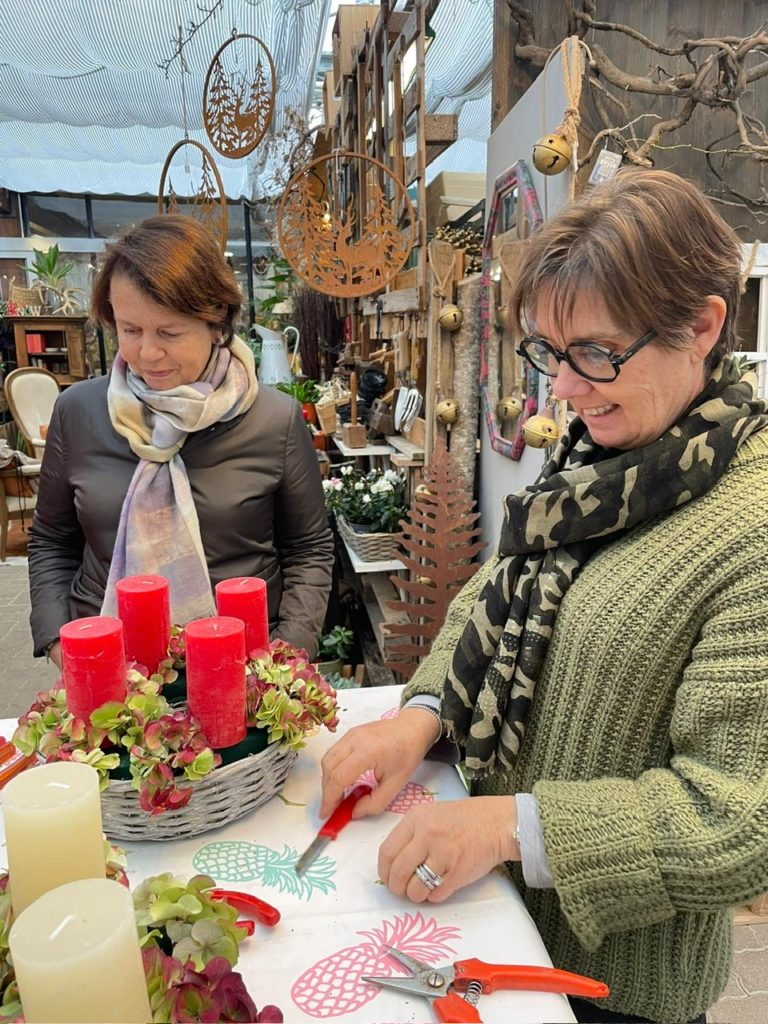 Activite-de-Noel-3-768x1024 Photo de l'atelier couronne de l'avent des amis de la rose de nyon