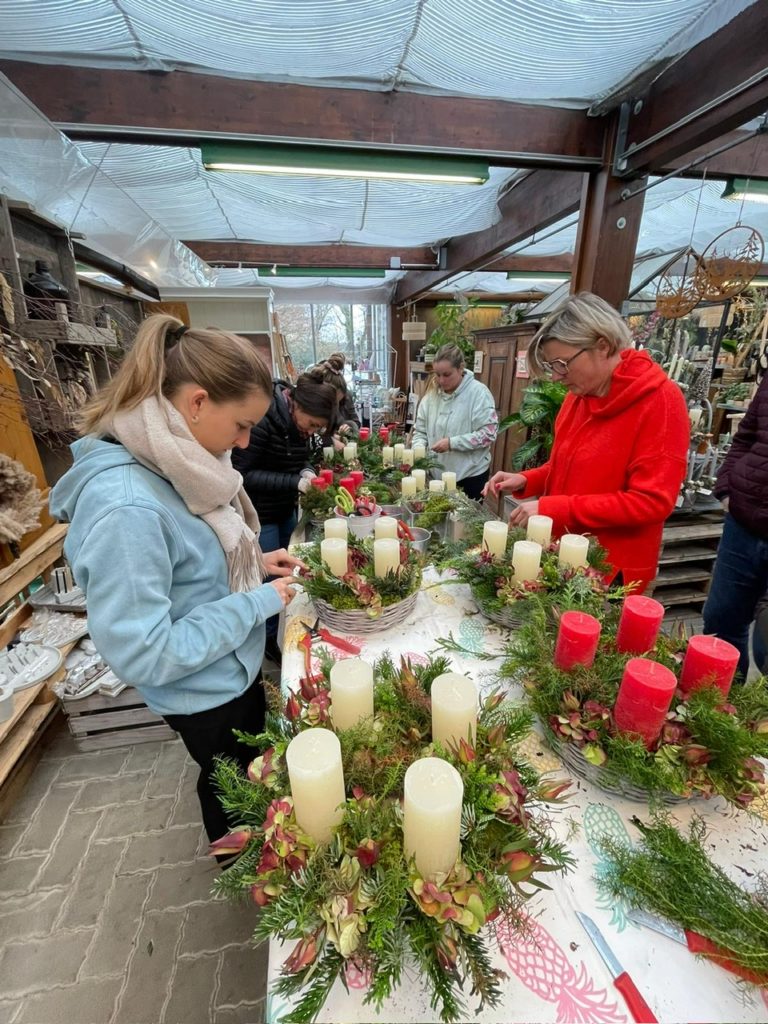 Activite-de-Noel-4-768x1024 Photo de l'atelier couronne de l'avent des amis de la rose de nyon