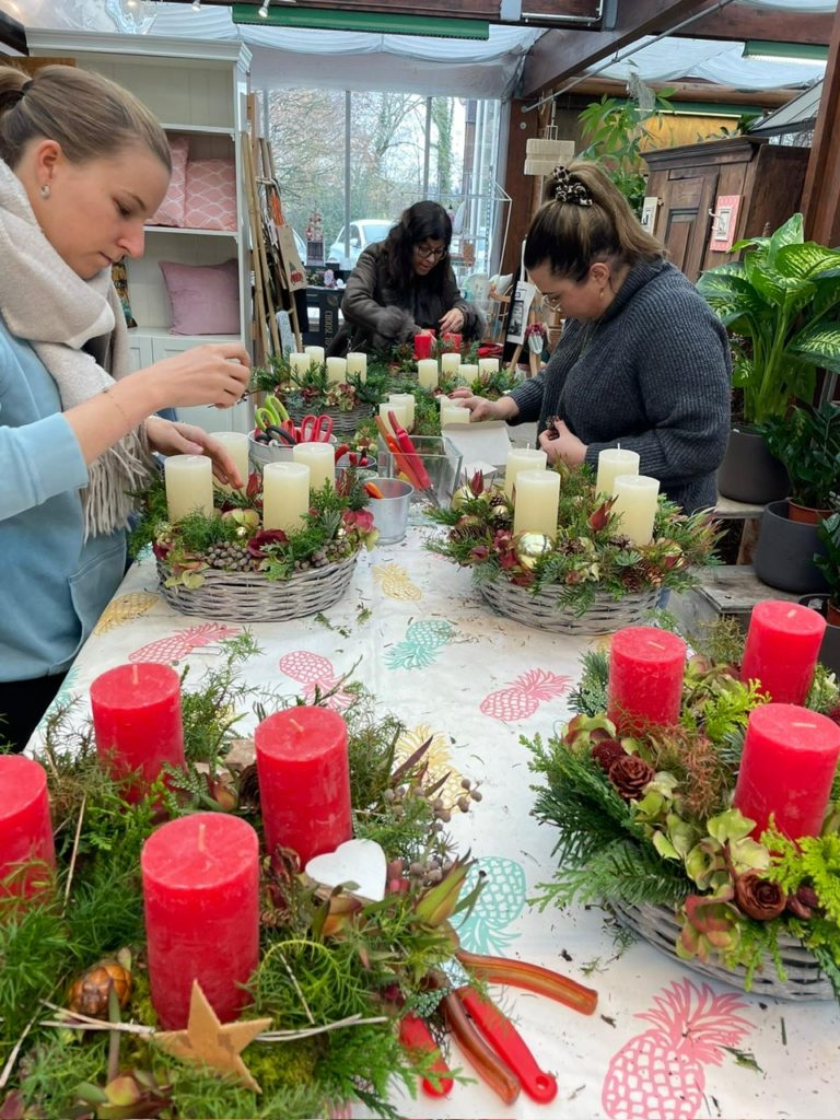 Activite-de-Noel-5-768x1024 Photo de l'atelier couronne de l'avent des amis de la rose de nyon